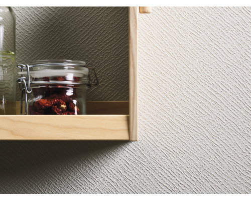 Étagère avec bocaux de conservation devant un papier peint structuré