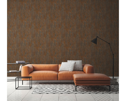 Salon avec papier peint marron à l''aspect rouille, canapé et lampadaire