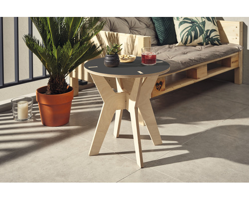 Table d''appoint décorative en bois avec des boissons et une décoration sur une terrasse