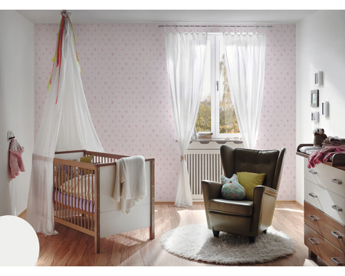 Einrichtung eines Kinderzimmers mit Babybett, Sessel und Wickelkommode.