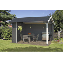 Abri de jardin en bois avec barbecue, table de jardin et chaises dans le jardin