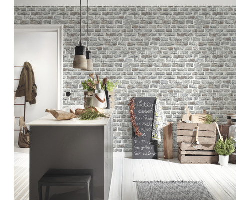 Scène de cuisine avec papier peint à motif de briques, comptoir de cuisine et éléments décoratifs