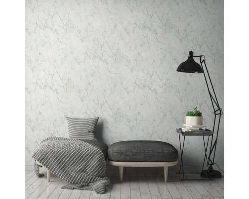 Wohnzimmer mit Marmortapete, Sitzgelegenheit und Stehlampe