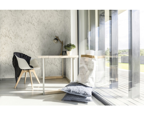 Heller Raum mit Marmortapete, Schreibtisch, Stuhl und Tageslicht.