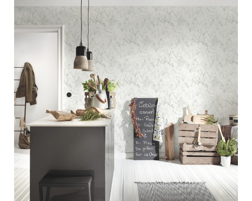 Helle Küche mit Kücheninsel, Tafel und Dekorationen