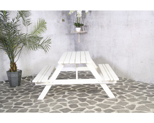 Weißer Picknicktisch aus Holz mit Bänken und Tischplatte