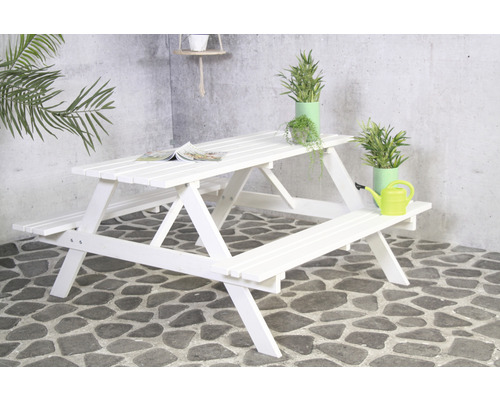 Weisse Holz-Picknicktischgarnitur mit Pflanzen, Buch und Giesskanne