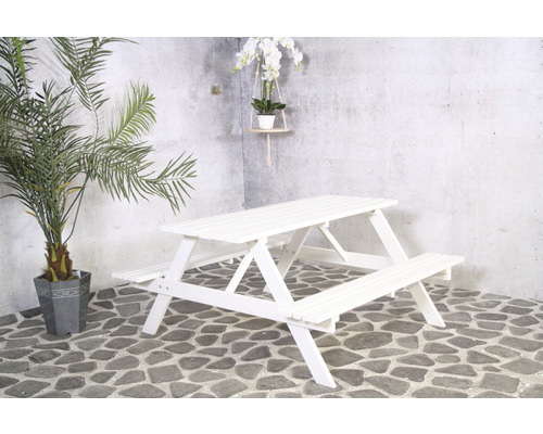 Weißer Picknicktisch aus Holz mit Bänken im Aussenbereich