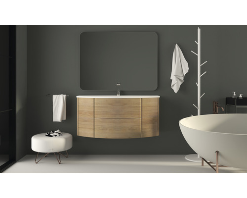 Badezimmer mit Waschtisch, Spiegel, Badewanne und Handtuchhalter