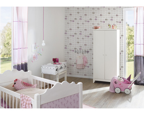 Chambre d''enfant lumineuse avec lit d''enfant, armoire, bureau et papier peint à motifs