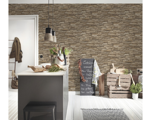 Wohnraum mit gemusterter Stein Tapete, Kücheninsel und Kreidetafel