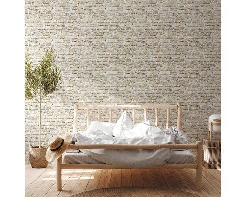 Chambre avec papier peint aspect pierre, lit en bois et plante d''intérieur