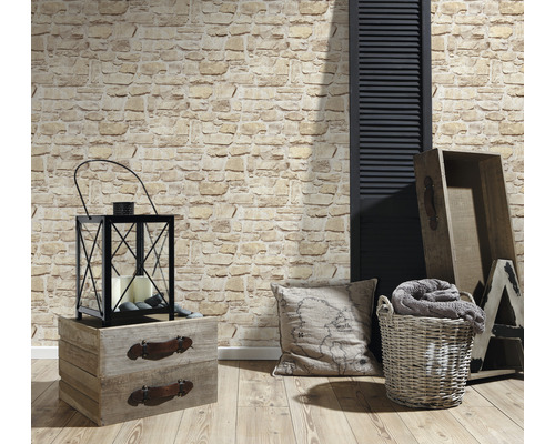 Scène décorative avec papier peint en briques, lanterne, caisse en bois, coussin et panier