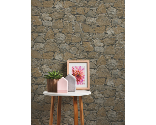 Tapete mit Steinmuster hinter Tisch mit Dekoration