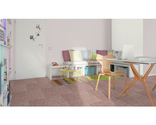 Wohnzimmer mit Schreibtisch, Stuhl, Sofa und Teppichboden