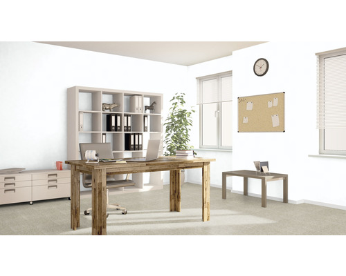 Büro mit Schreibtisch, Regal und Büromöbeln in einem hellen Raum.