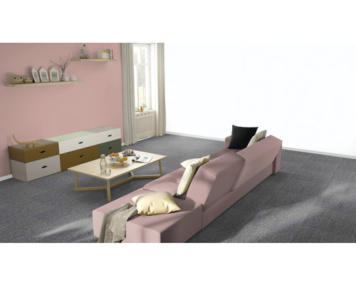 Wohnzimmer mit Sofa, Tisch und Kommode in modernem Design
