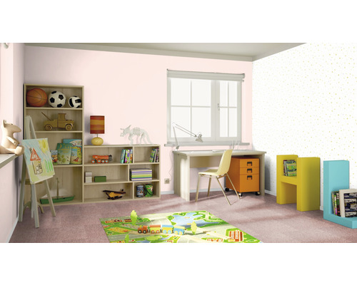 Kinderzimmer mit Möbeln, Regal, Schreibtisch, Stuhl, Teppich und Spielsachen