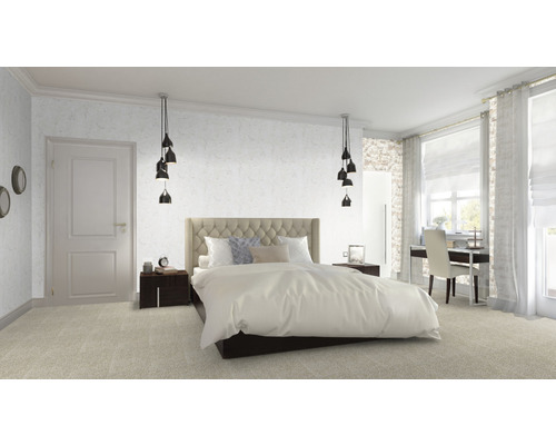 Helles Schlafzimmer mit Bett, Nachttischen, Schreibtisch und Teppich