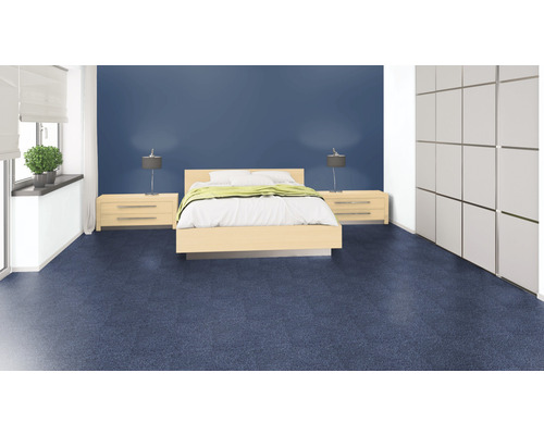 Schlafzimmer mit Teppichboden, Bett und Nachttischen.