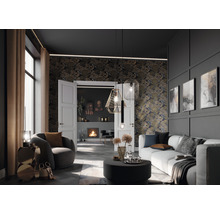 Wohnzimmer mit Sofa, Sessel, Couchtisch, Pendelleuchten, Tapete und Kamin