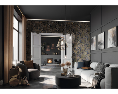 Wohnzimmer mit Sofa, Sessel, Couchtisch, Pendelleuchten, Tapete und Kamin