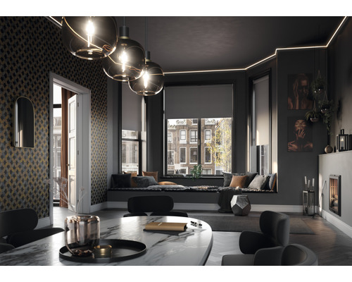 Wohnzimmer mit Sitzfenster, Rollos, Beleuchtung und Dekoration