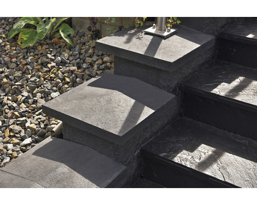 Escalier extérieur en béton dans le jardin