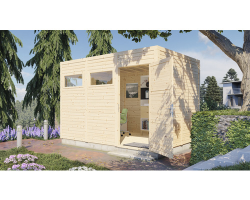 Maison de jardin en bois avec fenêtres et porte ouverte dans un jardin