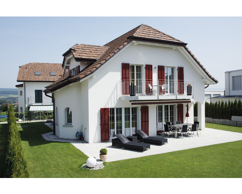 Maison individuelle avec terrasse, mobilier de jardin et pelouse