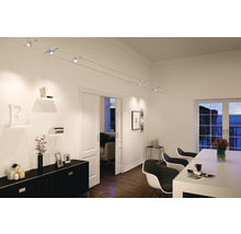 Salon avec porte coulissante, étagères, commode, table à manger, chaises et système d''éclairage sur câble