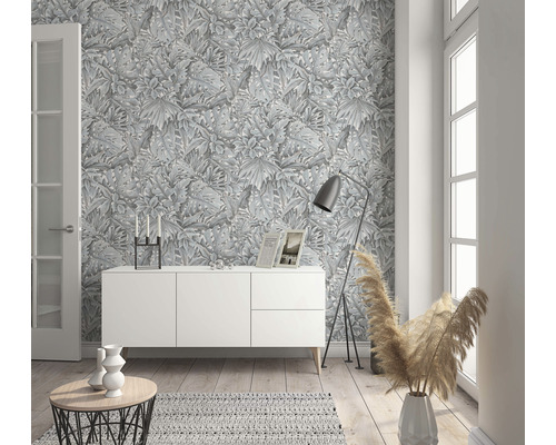 Espace de vie avec buffet blanc et papier peint gris à motif de plantes