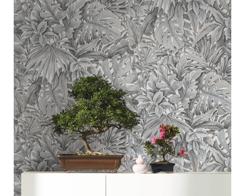 Intérieur avec papier peint à motif de feuilles gris et deux plantes d''intérieur