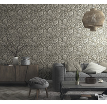 Salon avec canapé, table et papier peint à motifs de feuilles