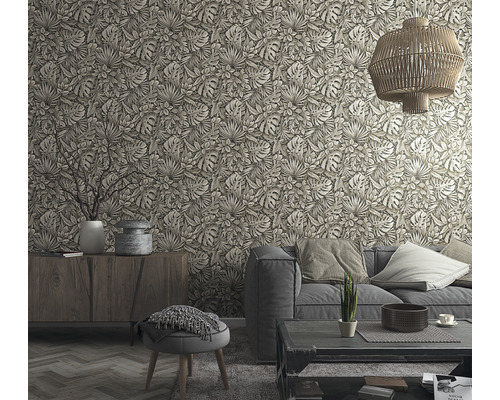 Salon avec canapé, table et papier peint à motifs de feuilles