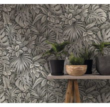Scène de décoration avec papier peint à feuilles tropicales et plantes en pots