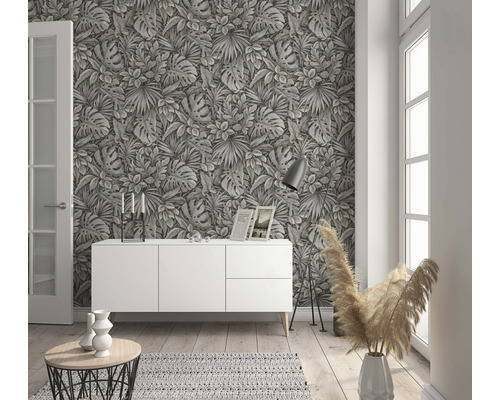 Salon avec papier peint à feuilles botaniques, buffet et décoration