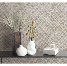 Dekorative Szene mit gemusterter Tapete, Vasen und Büchern auf einem Tisch.