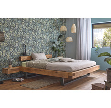 Chambre avec lit en bois, table de chevet et papier peint botanique