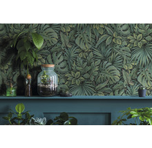 Papier peint à motifs de jungle derrière des plantes sur une étagère