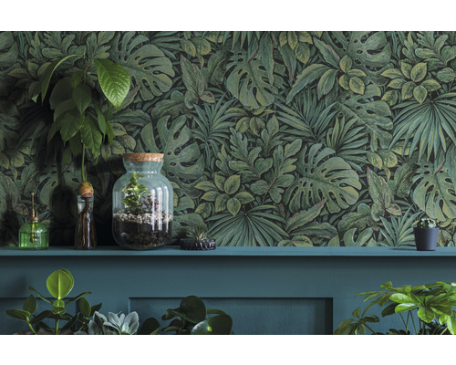 Papier peint à motifs de jungle derrière des plantes sur une étagère