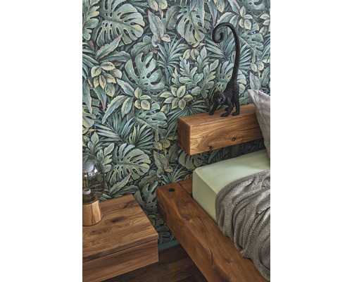 Chambre avec papier peint jungle, lit en bois et table de chevet