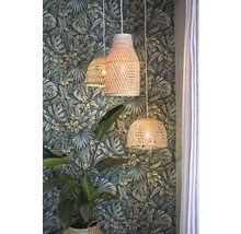 Trois lampes suspendues en osier devant un mur orné de motifs de jungle