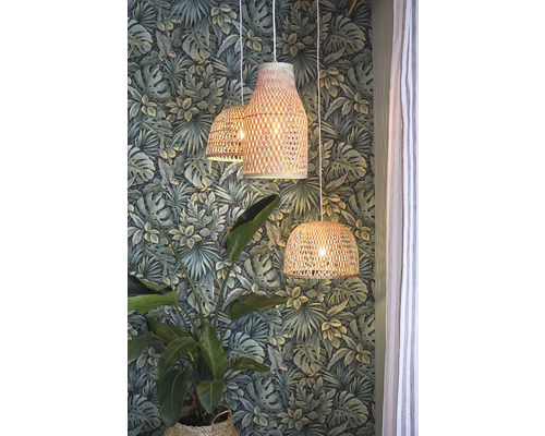 Trois lampes suspendues en osier devant un mur orné de motifs de jungle