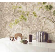 Intérieur avec papier peint à motifs végétaux, buffet, livres et décoration