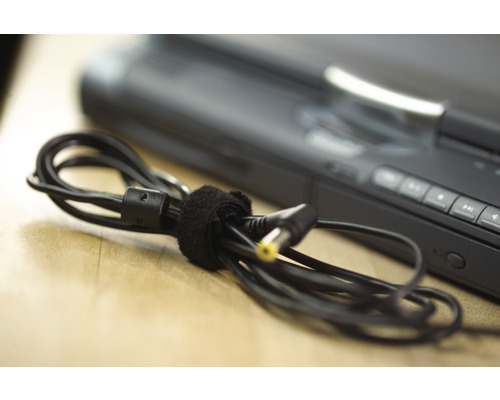 Schwarzes Kabel mit Klettband an einem Gerät