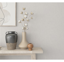 Dekorative Vasen mit Pflanzenarrangement auf einem Holztisch