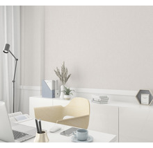 Büro mit Schreibtisch, Stuhl und Dekorationsgegenständen