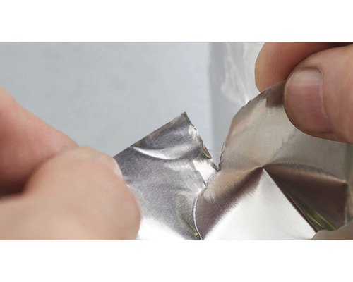 Eine Person öffnet eine Aluminiumverpackung.