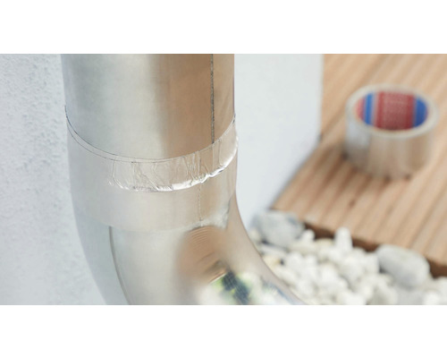 Ein Regenrohr ist mit einem Klebeband geflickt.